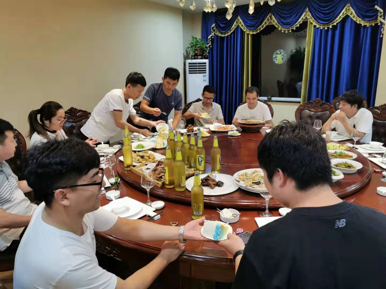 夏送清涼,集體慶生,慰問(wèn)一線 | 致我們的一線伙伴:辛苦了!